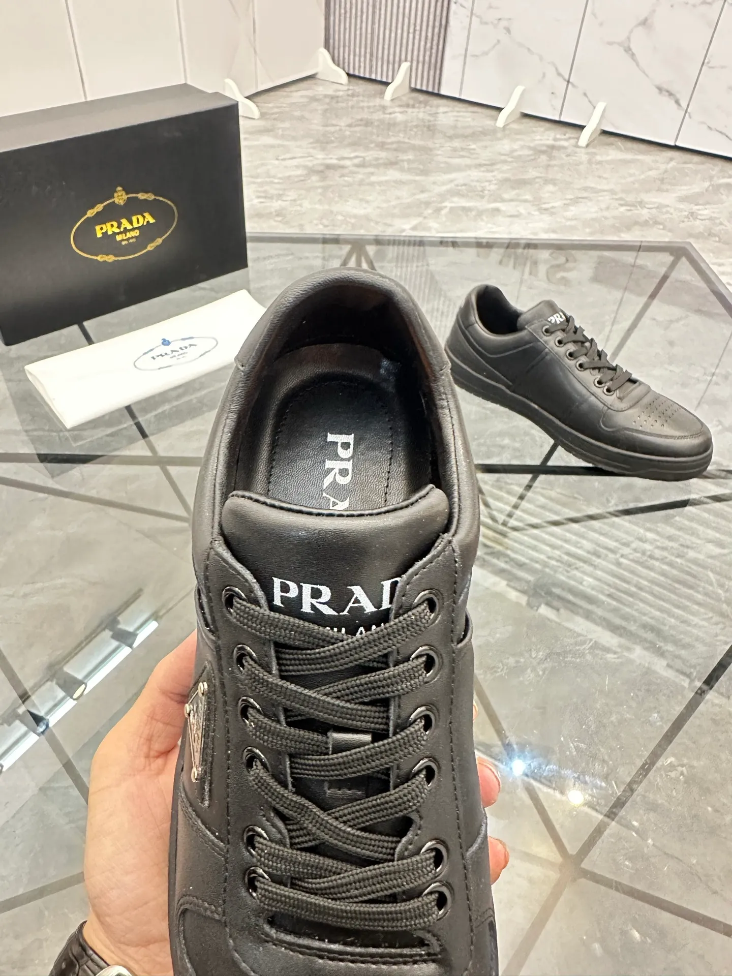 Men's shoes: 💰P400¥ Product trademark: Prada *"Prada*" low-top casual shoes Regular size: 38-44 (can be customized to 45) Product materials: imported cowhide upper, sheepskin lining, original outsole. Number: 020